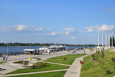Укладка тротуарной плитки на Верхне-Волжской набережной в Нижнем Новгороде